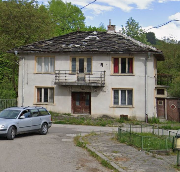 От Собственик .Село Кръвеник Двуетажна къща с двор