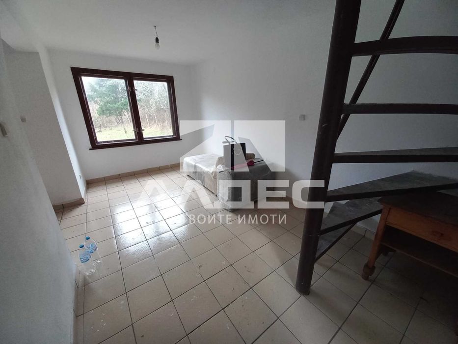 Продава се двуетажна масивна къща с двор в сл. Планиница!