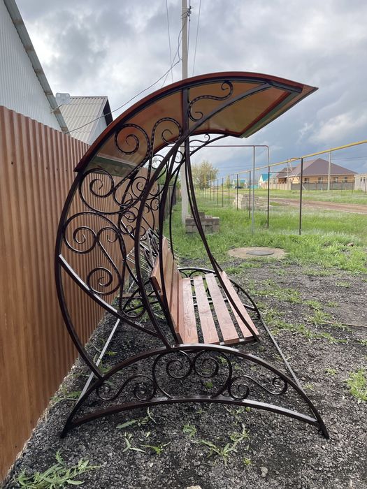 Садовая качеля из кованных элементов