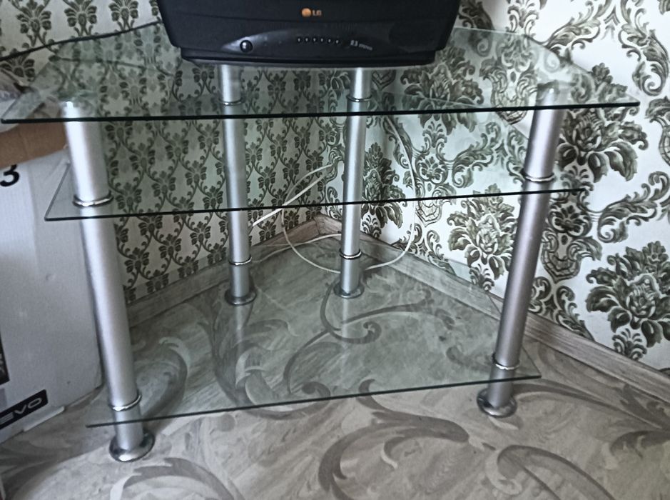 Продам стекляннаю тумбу под ТВ