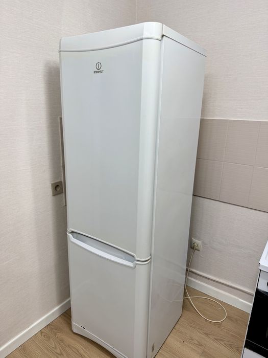 Продам Холодильник indesit