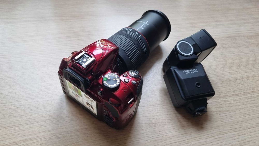 DSLR Nikon D3300 + Obiectiv Sigma DG 28-300mm cu Defecte + Blitz Bun