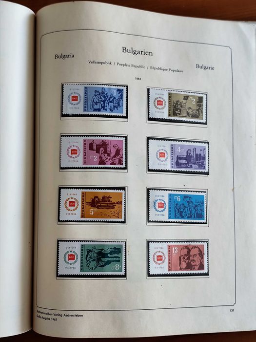 Продавам класьор с марки около 215  голям от 1945-1970