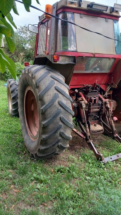 Vând tractor international 1056 xl și o combina class senator