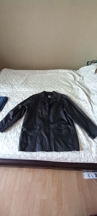 Продавам кожено яке.
