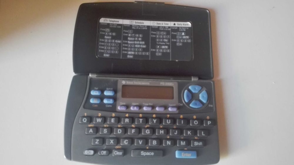 Стари -  ютия , органайзер и ел. самобръсначка.