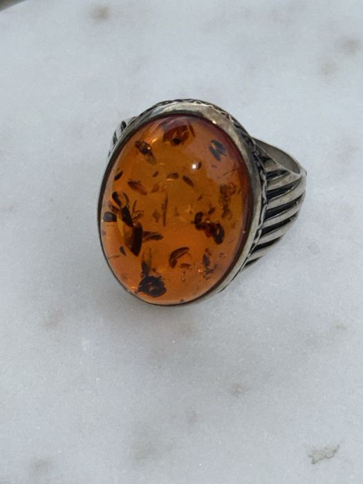 Мъжки сребърен пръстен с кехлибарен камък