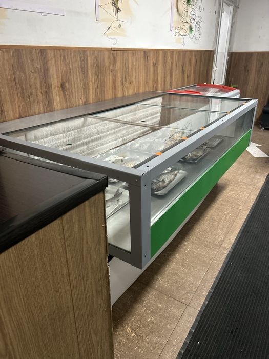 Продам холодильная витрина Оптима -18. Размер 2м