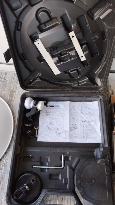 Сателитна чиния 40см и цифров приемник за кемпер 12v