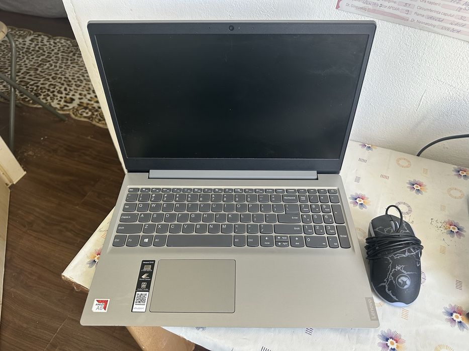 Vand laptop nou la cutie desfacut doar de proba