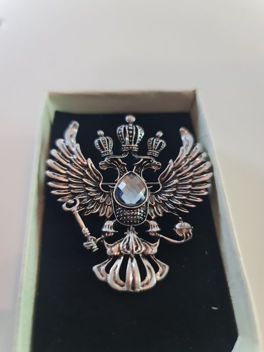 Елегнтни дамски брошки