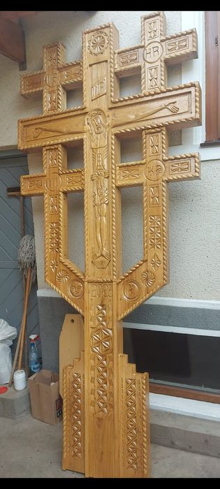 Troițe sculptate manual