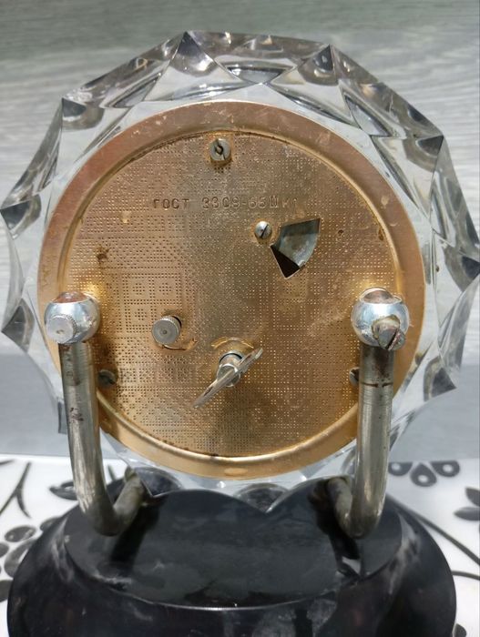 Антиквар соат сотилади.