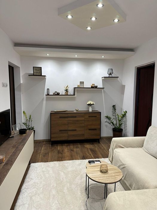 Ofer spre închiriere apartament cu 2 camere