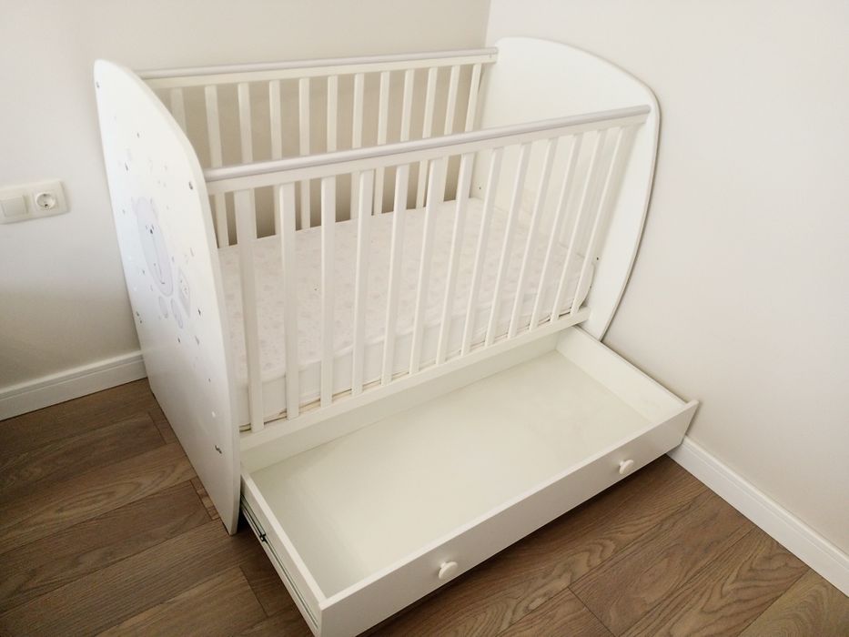 Детская кроватка с матрасом