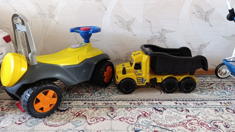 Детская машина-каталка (толокар) и большой грузовик