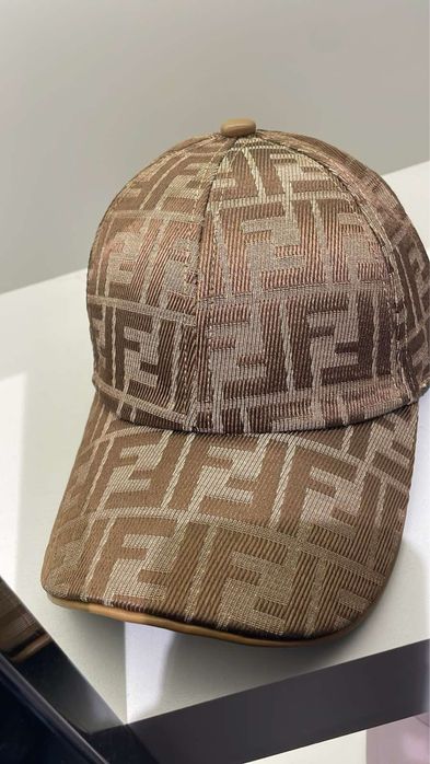 Шапки на марките Fendi, Loro Piana, Chanel