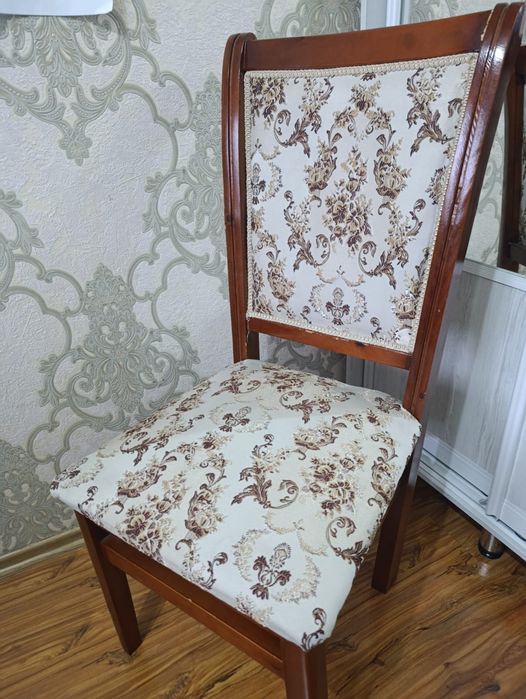 Деревянный стул с обивкой