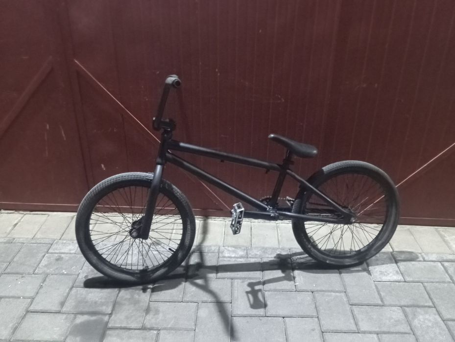 Vând bmx negru custom