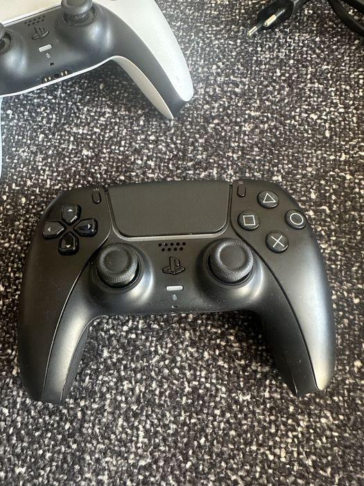Consola PlayStation 5 Digital 825GB cu 2 controlere si dock de incarcare