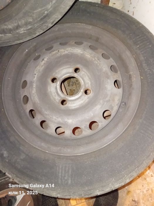 Продавам железни джанти с гумите размер 175/70/13 за деу ланост