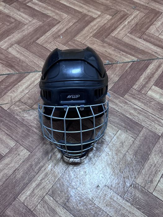 Продам шлем хоккейный