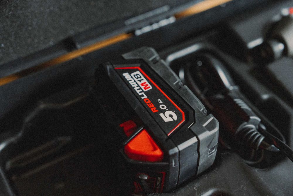 Акумул. винтоверт Milwaukee M18BLIDR-502X + батерия, зарядно, куфар