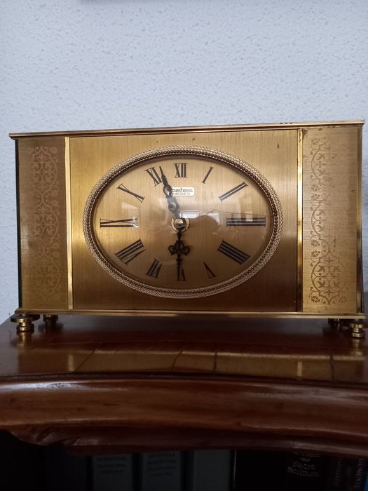 Cias de perete lemn și  cupru.