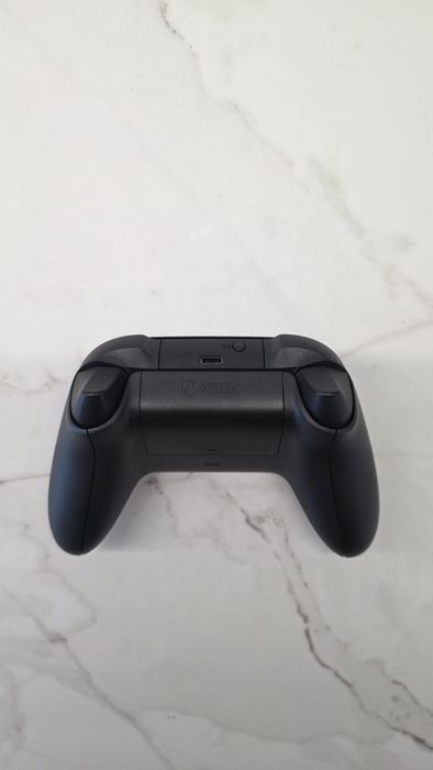 Xbox Wireless Controller Series X/S CarbonB

Контролерът е използван само веднъж за тест и е в състояние като нов, без драскотини, следи от употреба и