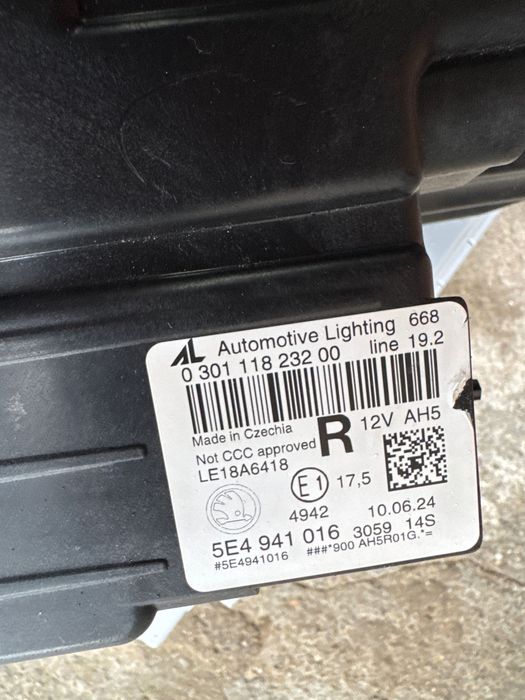 Оригинален десен фар за Skoda Шкода Octavia Октавия 4 5E4941016