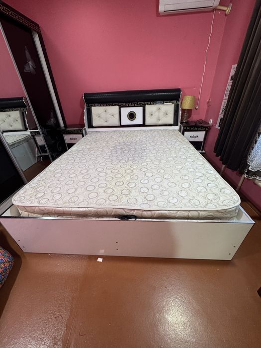 спальный гарнитур состоит из шкафа для одежды 2х спальная кровать с ту