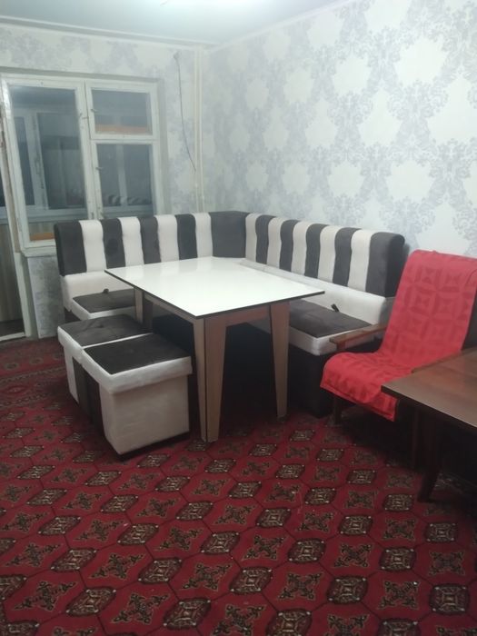 Кухонный уголок размером 180х160,стол 122х81х80, два мягких пуфика.