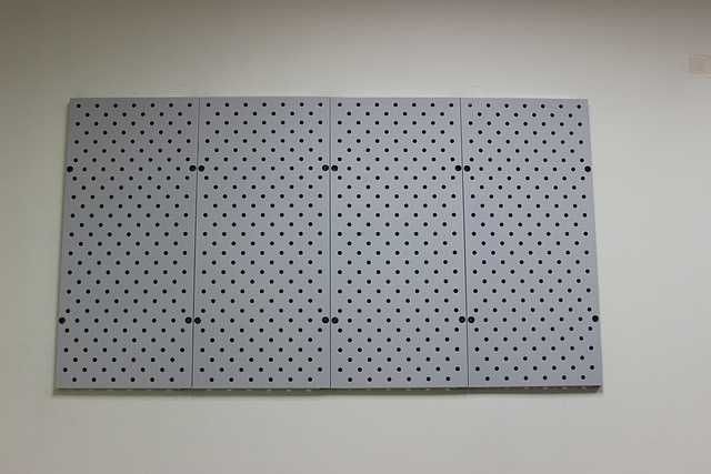Teshilgan panel, перфопанель, do'konda ilgaklar uchun panel
