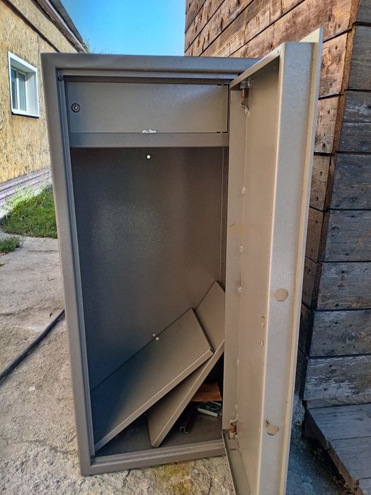 Продам металлический сейф