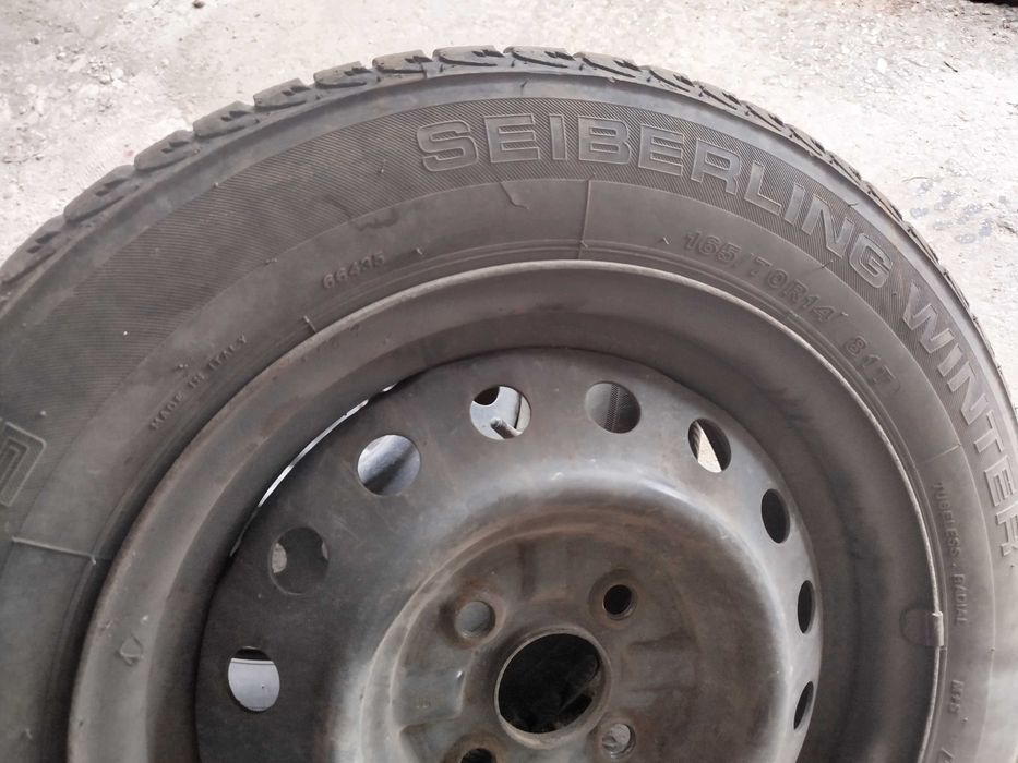 Продавам зимни гуми почти нови с джанти Субару Джъсти 165/70/14  5jx14