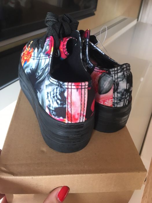 Шарени кецове на платформа