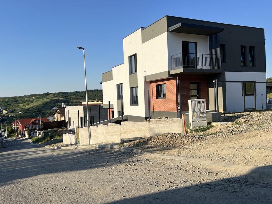 Duplex tip casă individuală – intrări opuse, 112 mp + terasă 25 mp