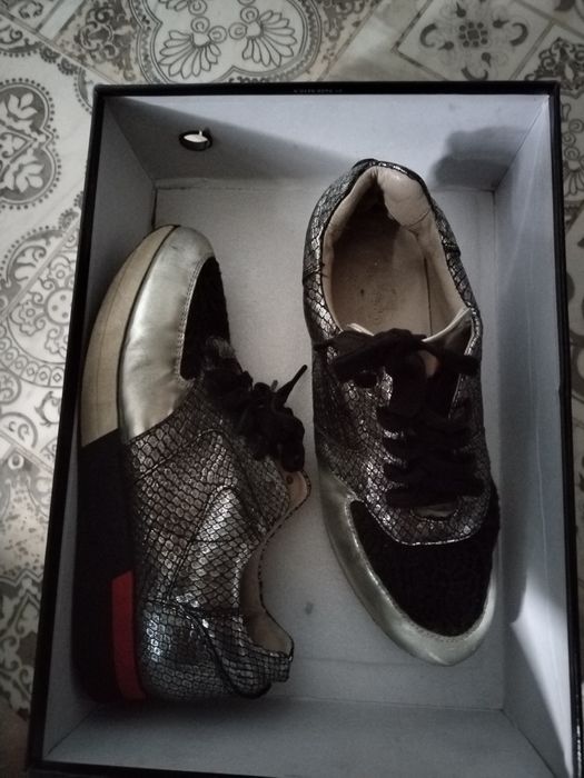 Продам кроссовки пьер карден