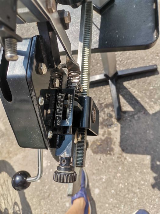 Aparat de racordat rachete de tenis