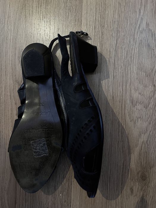 Черни и бели сандали