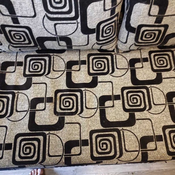Vând canapea extensibilă, solidă, cu arcuri, lada de depozitare si brate detasabile