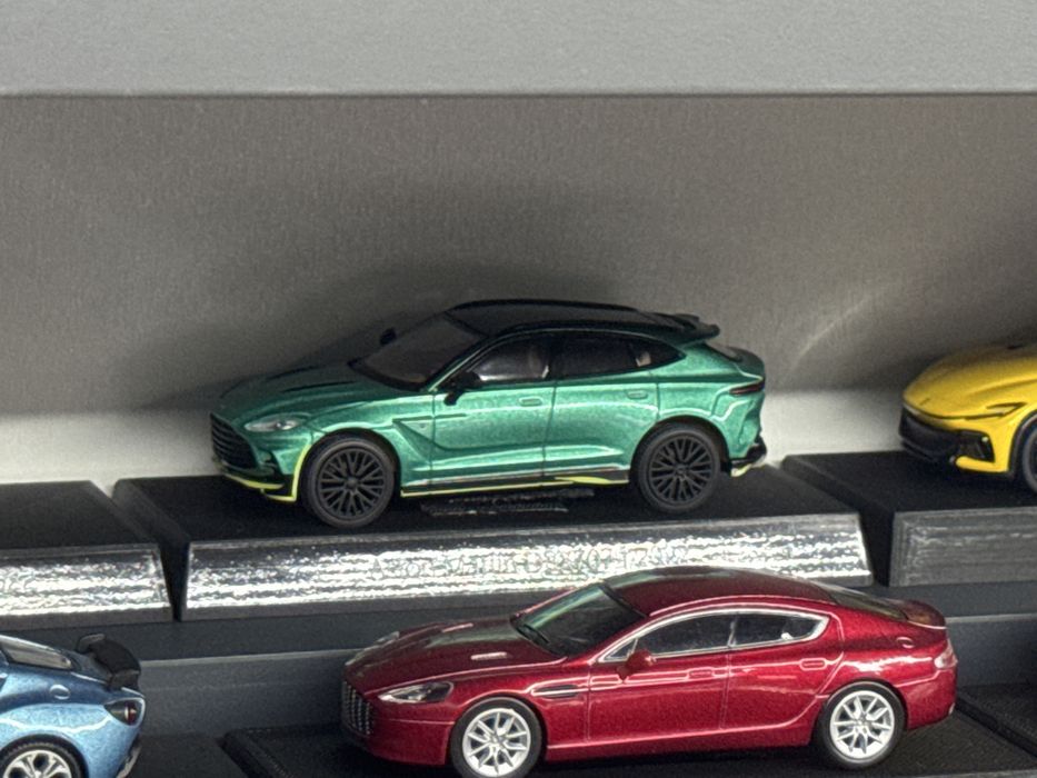 Machete auto scara 1:64