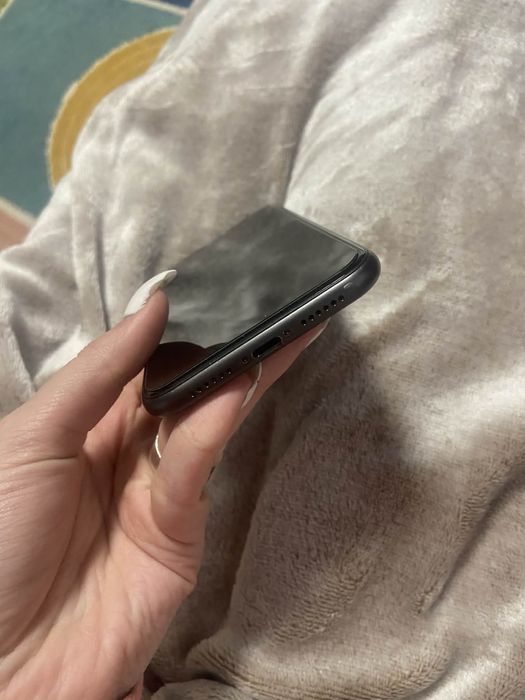 Продавам Iphone 11