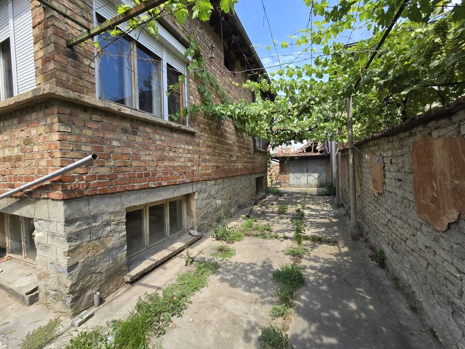 БЕЗ КОМИСИОН ОТ КУПУВАЧА  Къща в гр.Казанлък, в тих и спокоен квартал