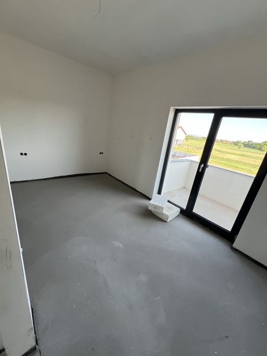 Casa semifinisata 120mp utili / teren 700mp ingradit / Persoana Fizica