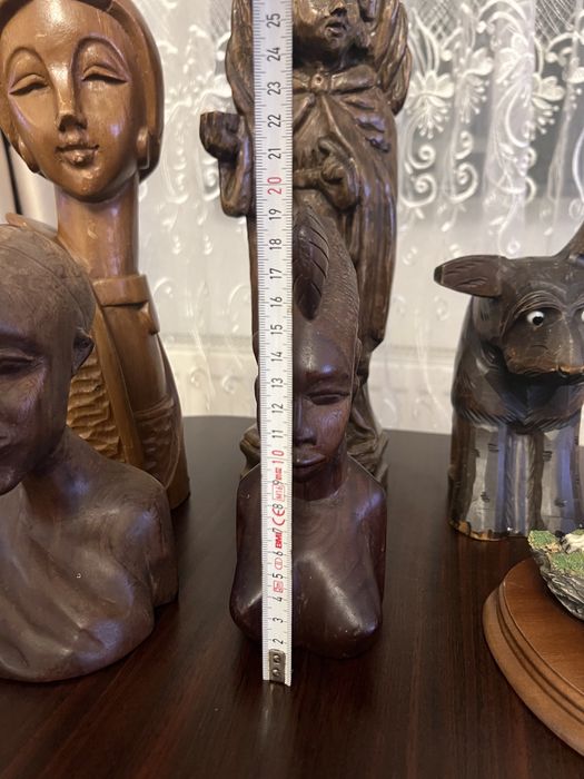 Busturi din lemn masiv