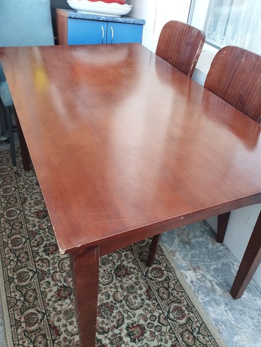 Продается стол и 2 стулья