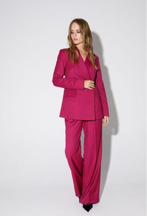 Малиновый классический костюм