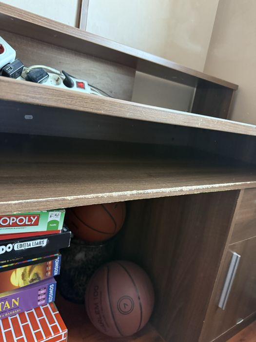 Birou modern si spatios cu suprainaltare pt monitor