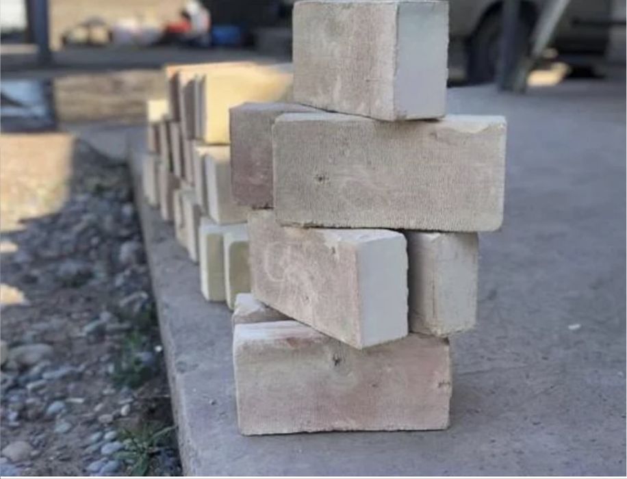 Красный жженый кирпич